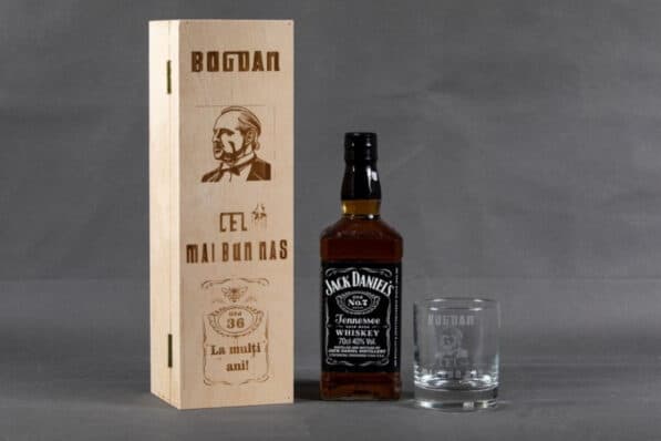 set cutie de lemn whisky si un pahar personalizat